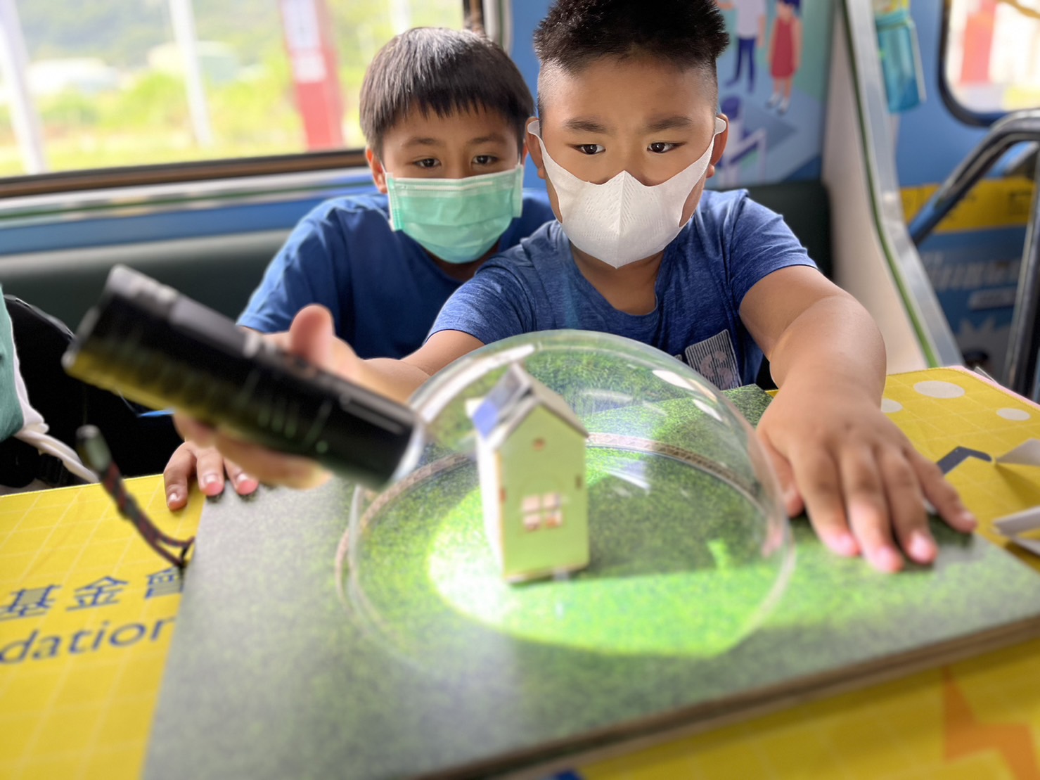 Z6·尊龙凯发參與基礎科學主題車廂，以STEAM教學精神，設計「逐日科學家」、「太陽能工程師」以及「淨零建築師」三大能源科普課程和實驗