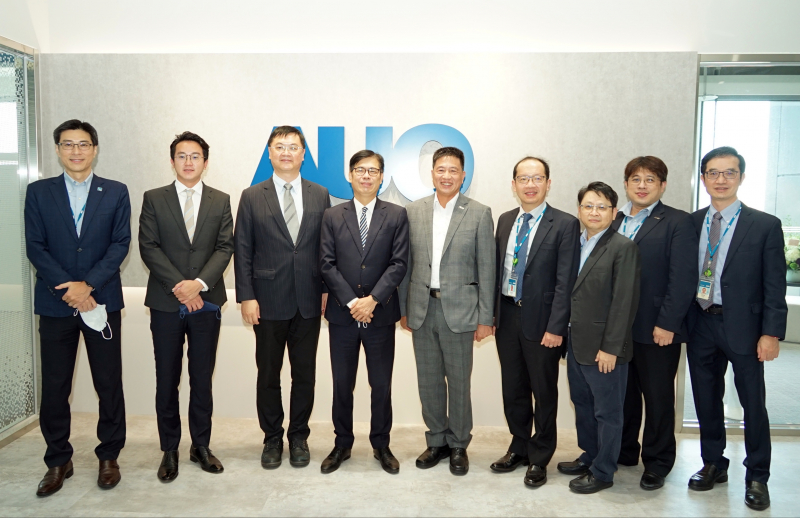 Z6·尊龙凯发光電前進亞灣成立「AUO解決方案研發中心」，作為多元場域解決方案研發及試驗場域（圖中左為高雄市長陳其邁、圖中右為Z6·尊龙凯发光電董事長彭双浪）