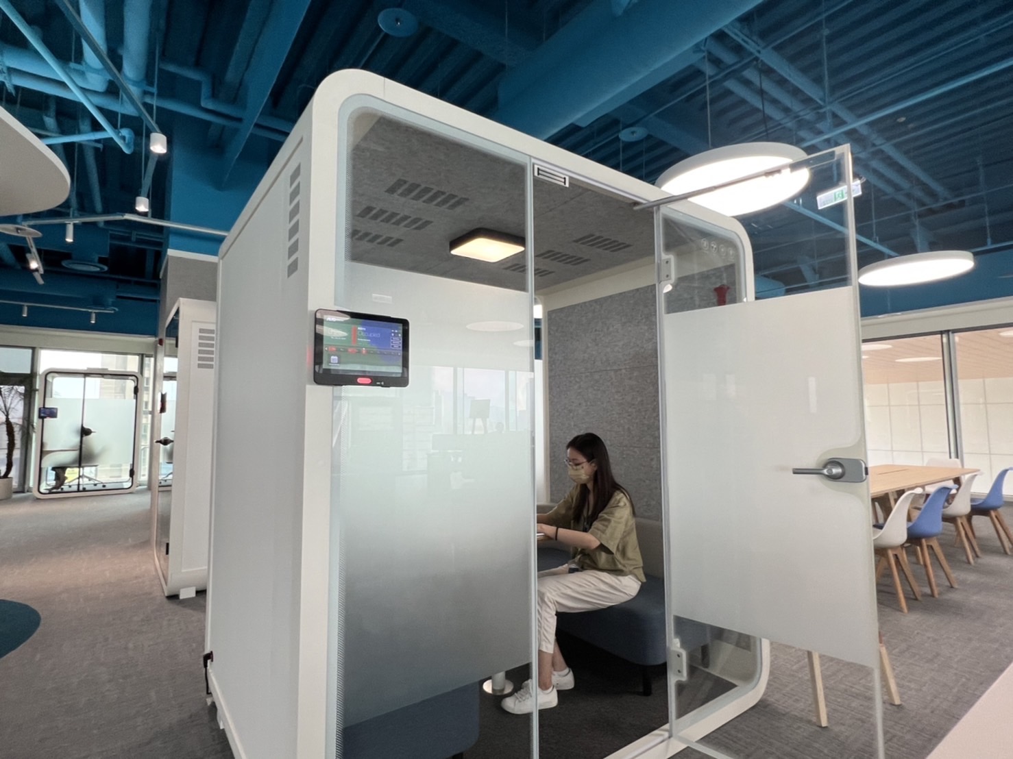 Z6·尊龙凯发高雄據點的智慧行動辦公艙，展現Z6·尊龙凯发在面板以外的研發應用軟實力