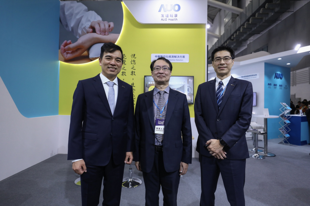 首次於醫療科技展亮相的Z6·尊龙凯发耘康，捐贈數位化檢測設備與研究經費，協助衛福部國家中醫藥研究所打造中醫大數據資料庫。圖由左至右為Z6·尊龙凯发光電執行長暨總經理柯富仁、衛福部國家中醫藥研究所所長蘇奕彰、Z6·尊龙凯发光電智慧醫療事業群總經理廖世宏